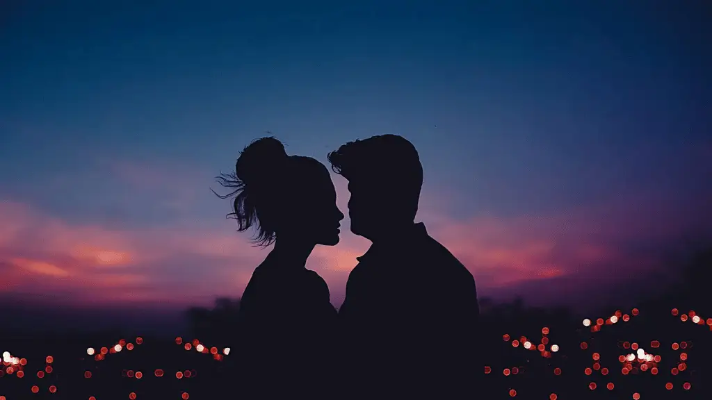 Silhueta de um casal olhando-se nos olhos ao pôr do sol, com céu colorido em tons de azul e rosa e luzes desfocadas ao fundo, representando romance e mistério do amor.