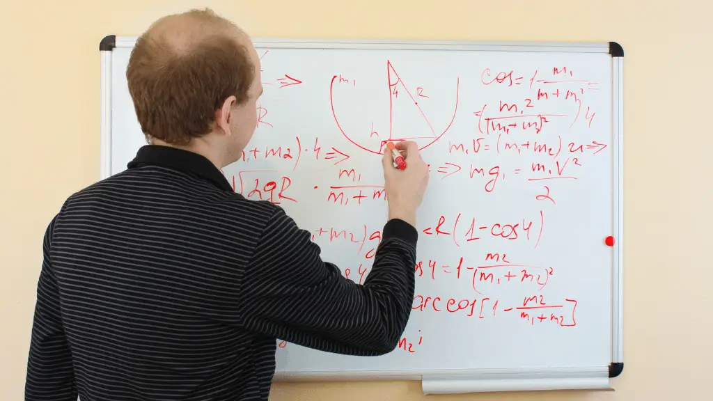 Homem escrevendo fórmulas matemáticas complexas em um quadro branco, representando raciocínio lógico e análise numérica.